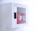 Premiers Secours Niveau 2 IAS avec un défibrillateur AED dans une vitrine